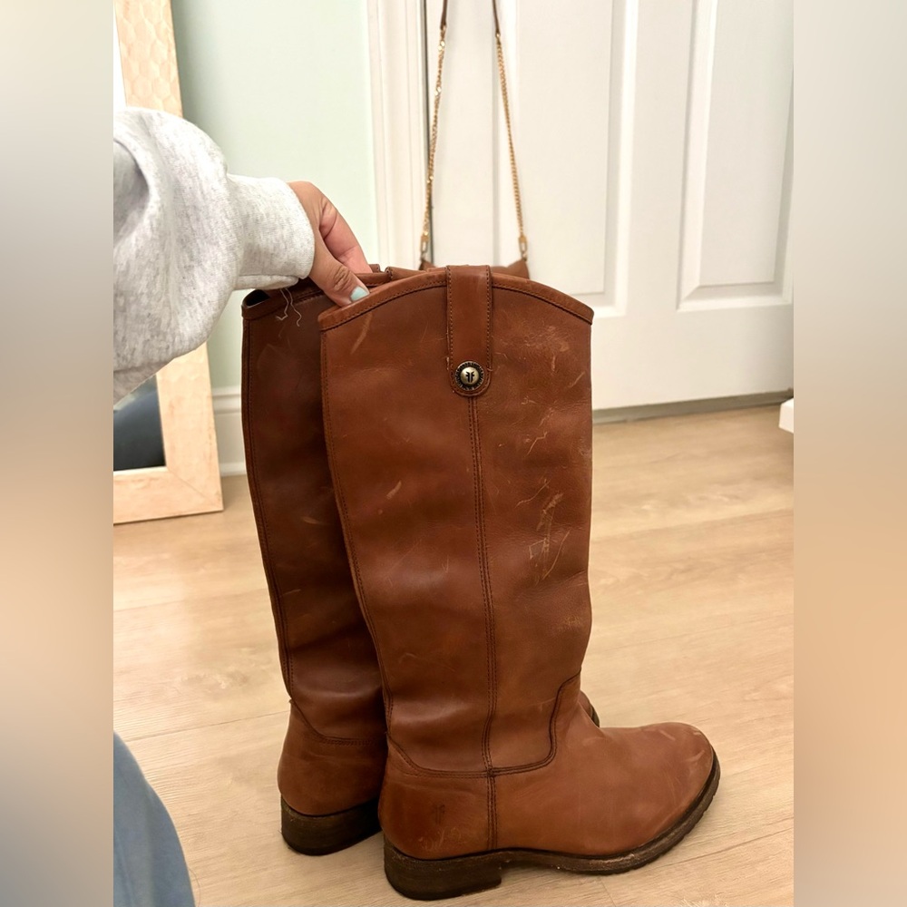 Authentic FRYE boots size 6 
Only worn twice in great condition